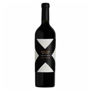 Color rojo intenso con violáceos, colores típicos que el Malbec le otorga a un Blend. Nariz compleja que combina aromas frutados y típicos del roble, como especias, café y chocolate. Tiene una textura aterciopelada y taninos jugosos. El final muestra su elegancia, con un final agradable, armonioso y largo.